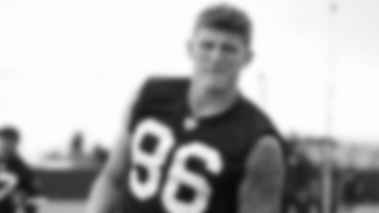 Raiders tight end Eric Saubert (86) on the field for practice.