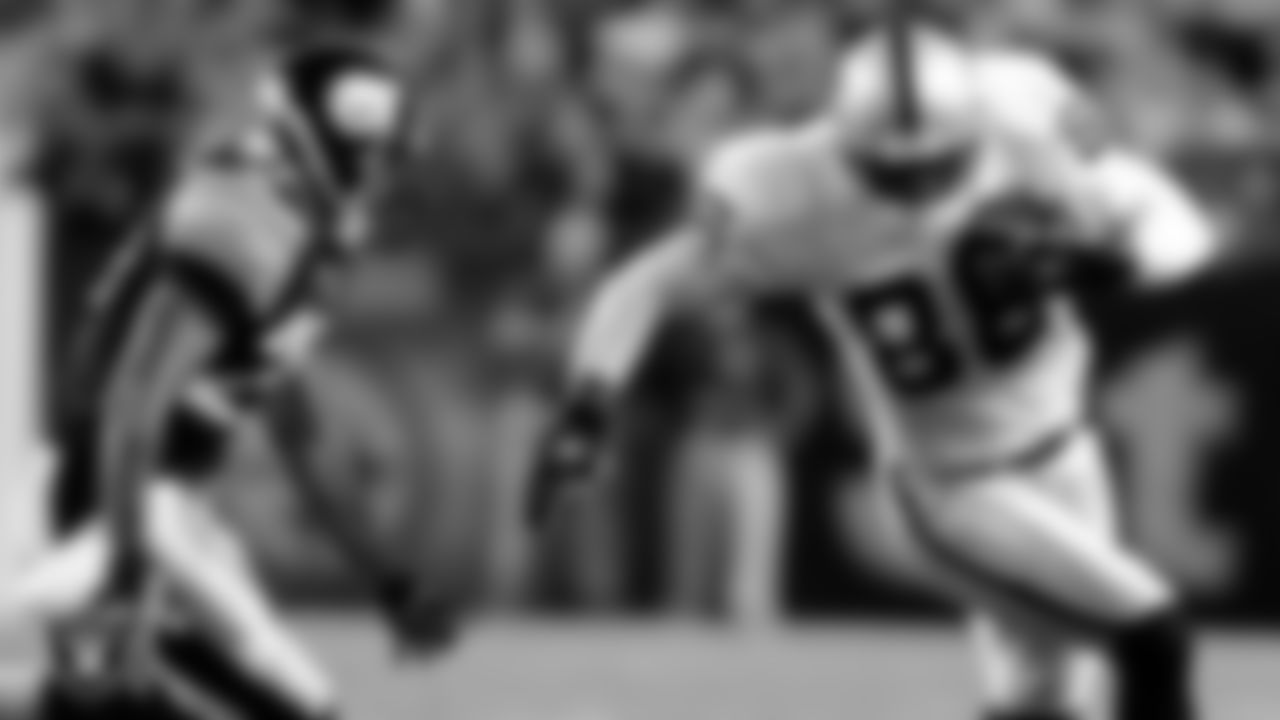 Oakland Raiders tight end Roland Williams (86) runs after making a catch during the regular season away game against the Pittsburgh Steelers at Heinz Field, Sunday, September 15, 2002, in Pittsburgh, Pa.