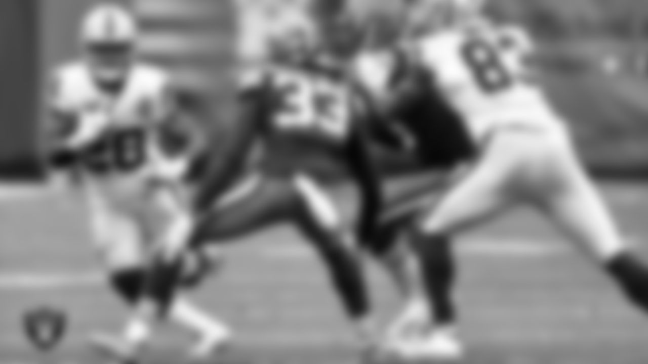 Las Vegas Raiders running back Josh Jacobs (28) rushes during the regular season game against the Cleveland Browns at FirstEnergy Stadium.