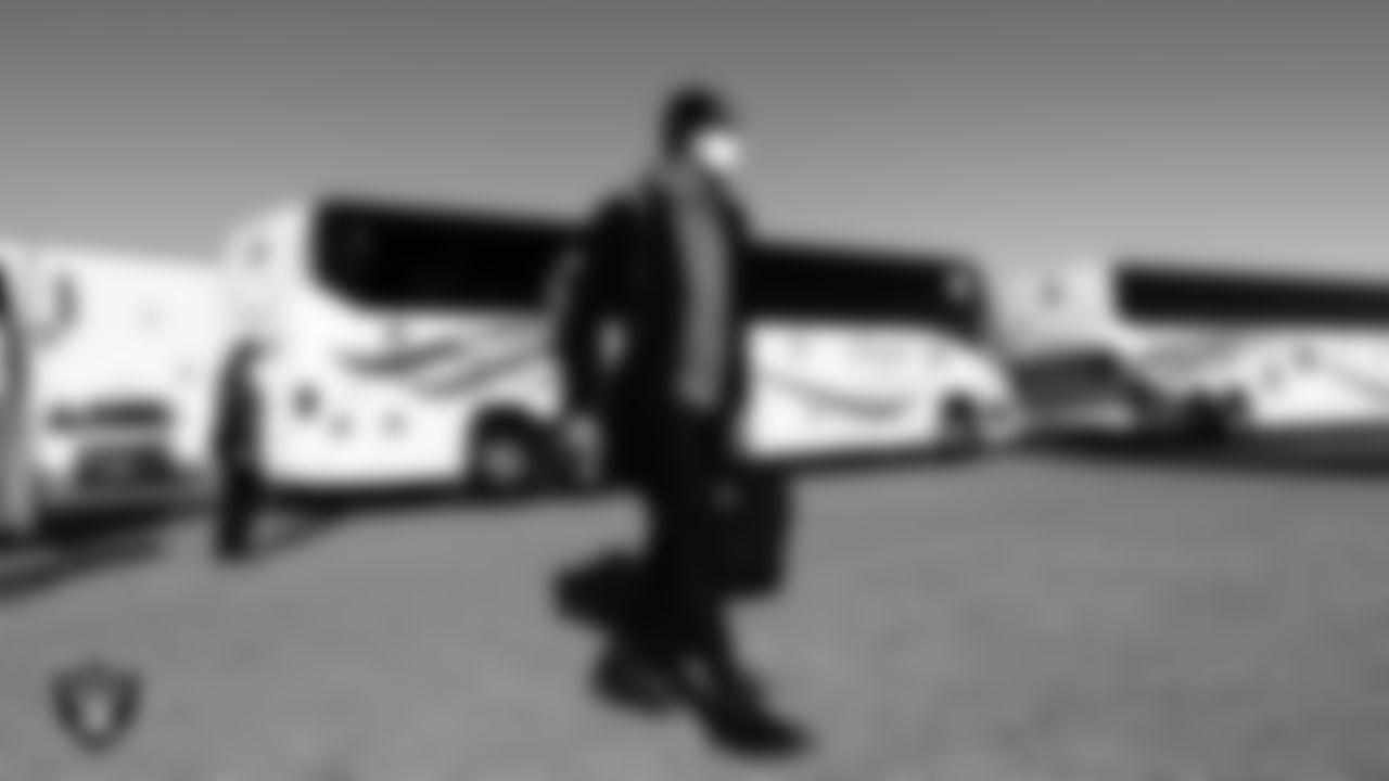 Las Vegas Raiders tight end Darren Waller (83) departs for the regular season away game against the New York Jets.