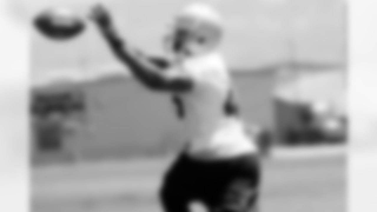 RB Lonyae Miller reaches out to make the catch.