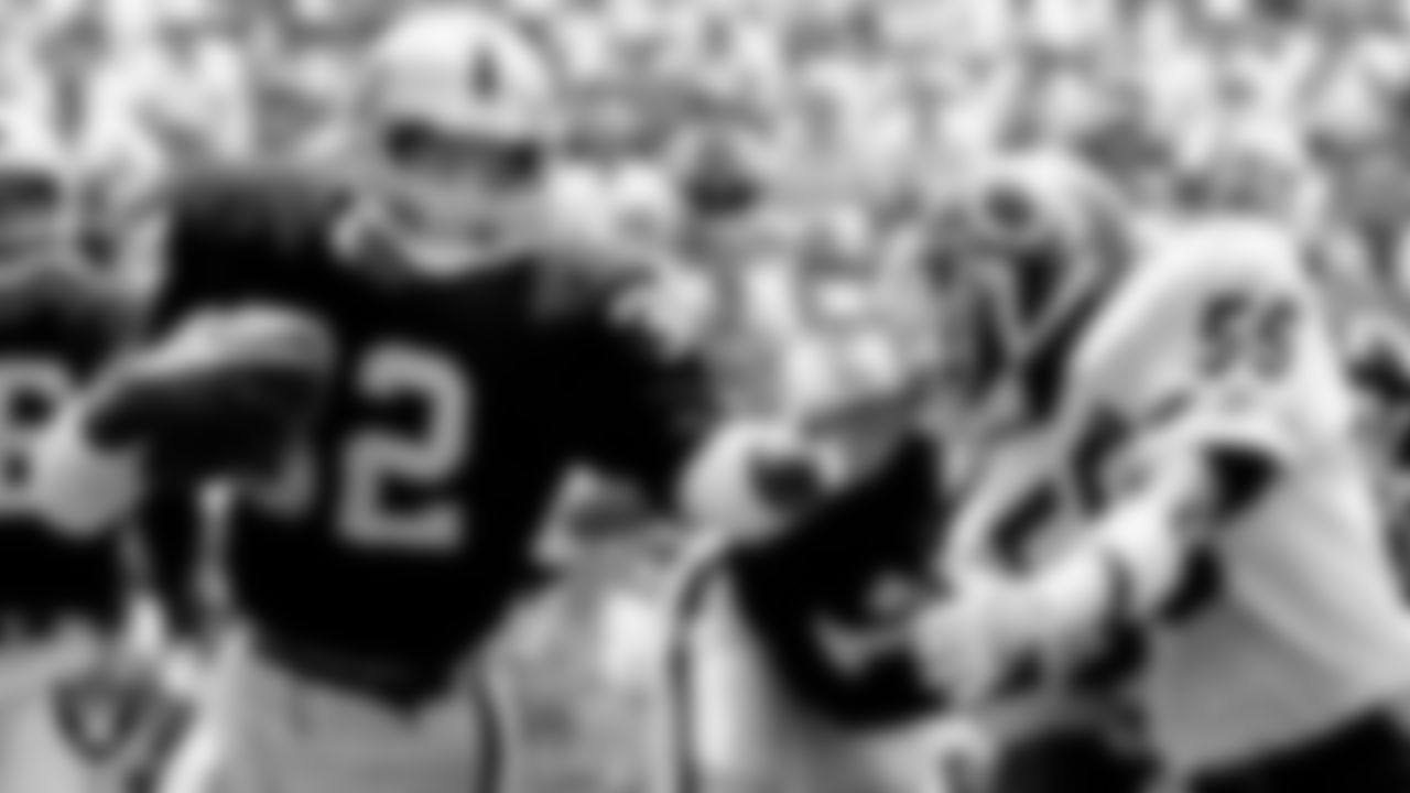 Los Angeles Raiders running back Marcus Allen (32) rushes during the preseason home game against the Washington Football Team at Los Angeles Memorial Coliseum, Sunday, August 18,1985, in Los Angeles, Calif.