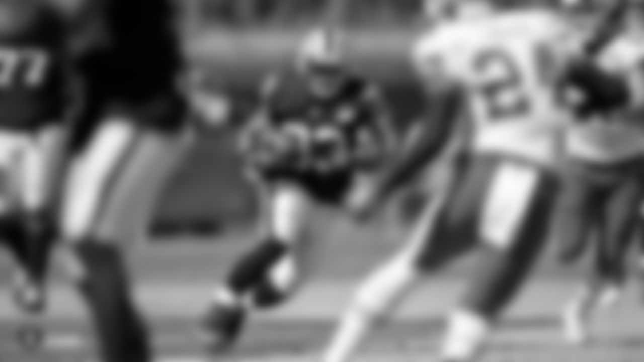 Raiders running back DeAndré Washington (33) rushes during the Raiders regular season game against the Kansas City Chiefs.