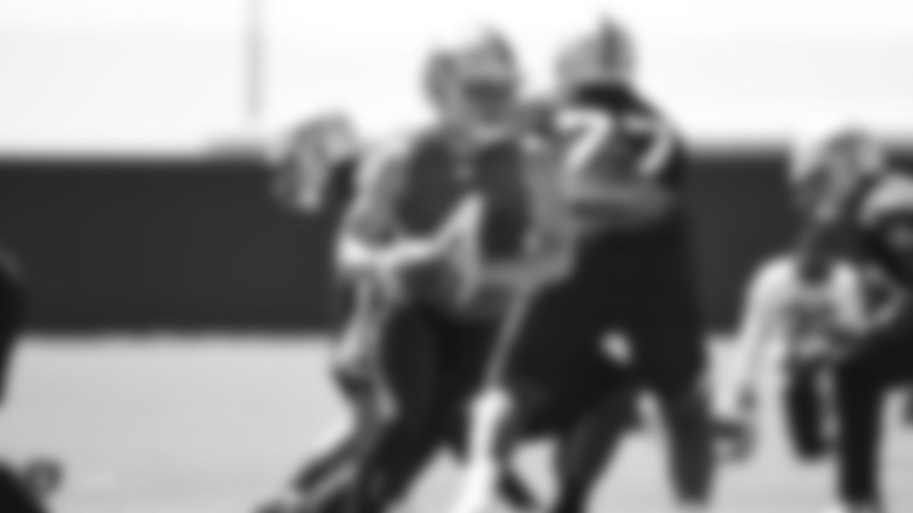 Raiders quarterback Derek Carr (4) on the field for practice.