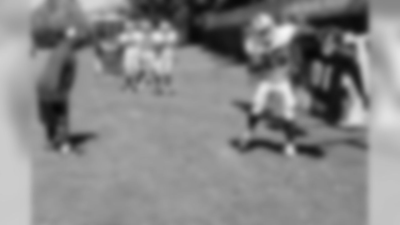 RB Rock Cartwright goes through the running back drills. Photo By Tony Gonzales