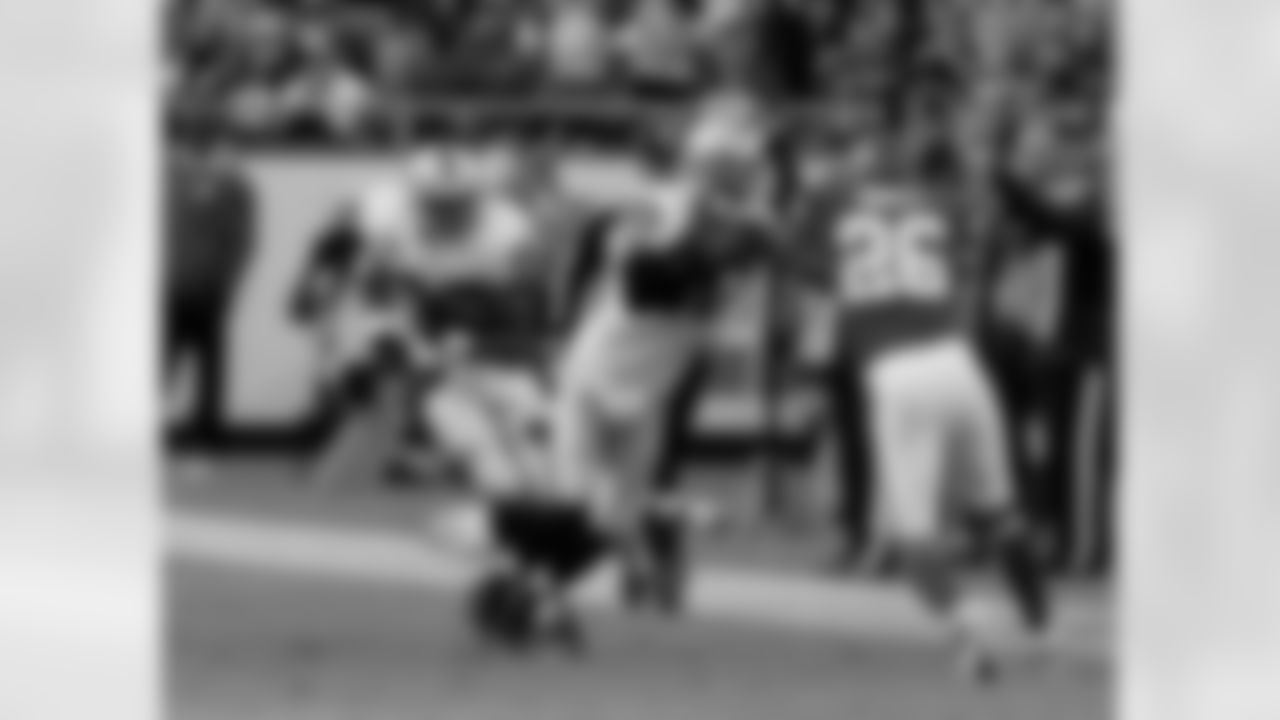 RB Darren McFadden runs behind the block of WR Rod Streater.