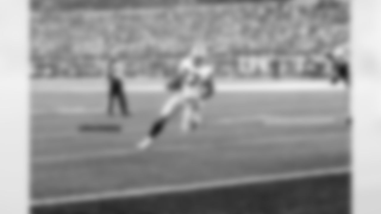 RB Rashad Jennings cuts to the corner.