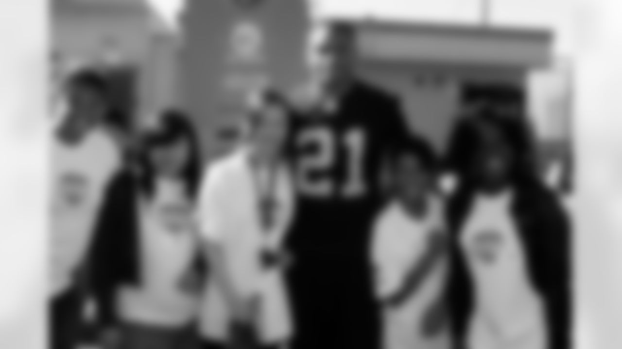 CB Nnamdi Asomugha with some of Roosevelt's students. Photo by Tony Gonzales.
