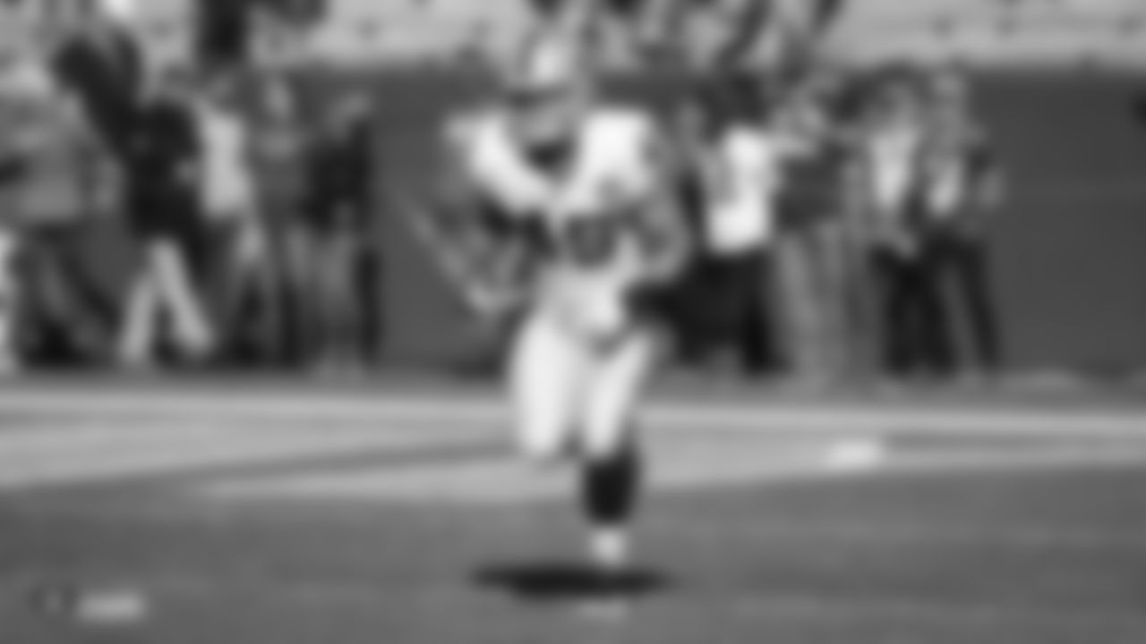Raiders fullback Alec Ingold (45) warms up before the regular season game against the Green Bay Packers at Lambeau Field.