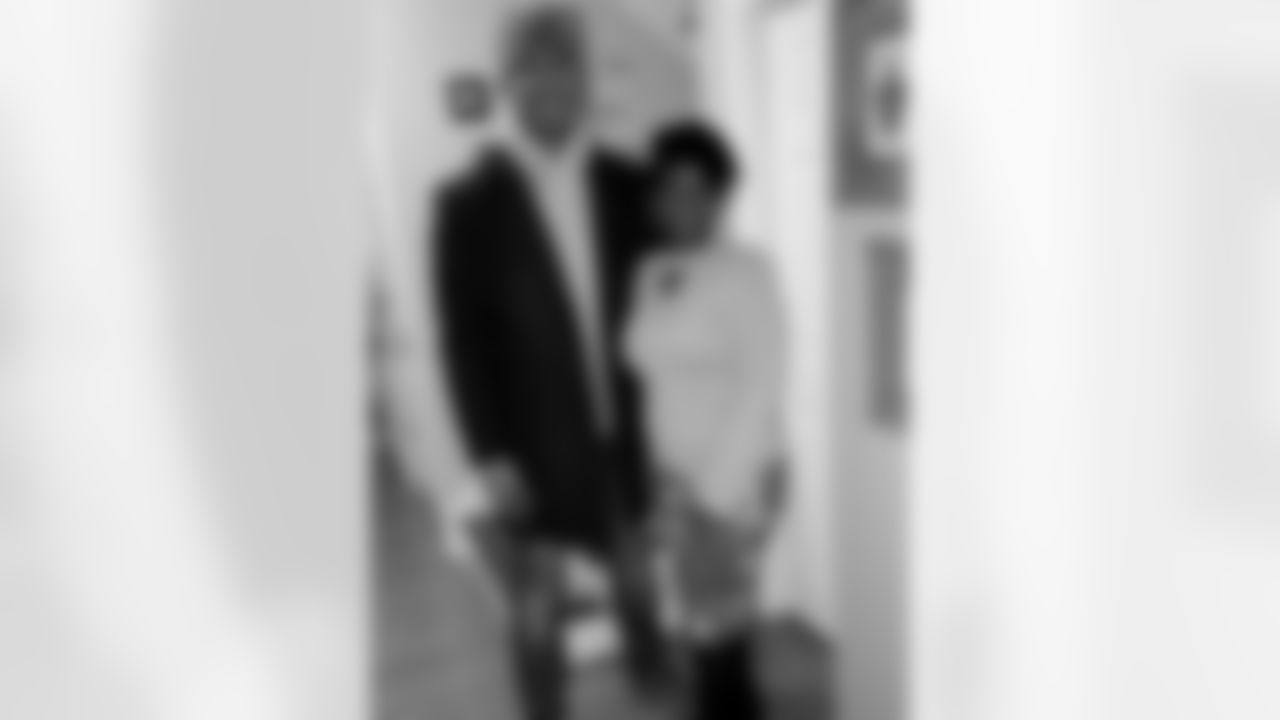 Las Vegas Raiders tight end Darren Waller with his mother.