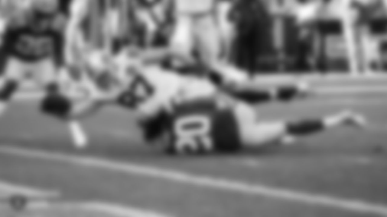 Raiders tight end Foster Moreau (87) during the regular season game against the Green Bay Packers at Lambeau Field.