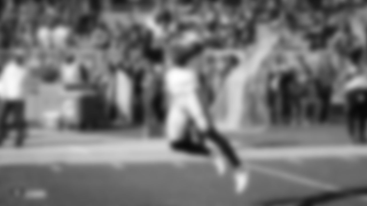 Raiders running back Josh Jacobs (28) warms up before the regular season game against the Green Bay Packers at Lambeau Field.