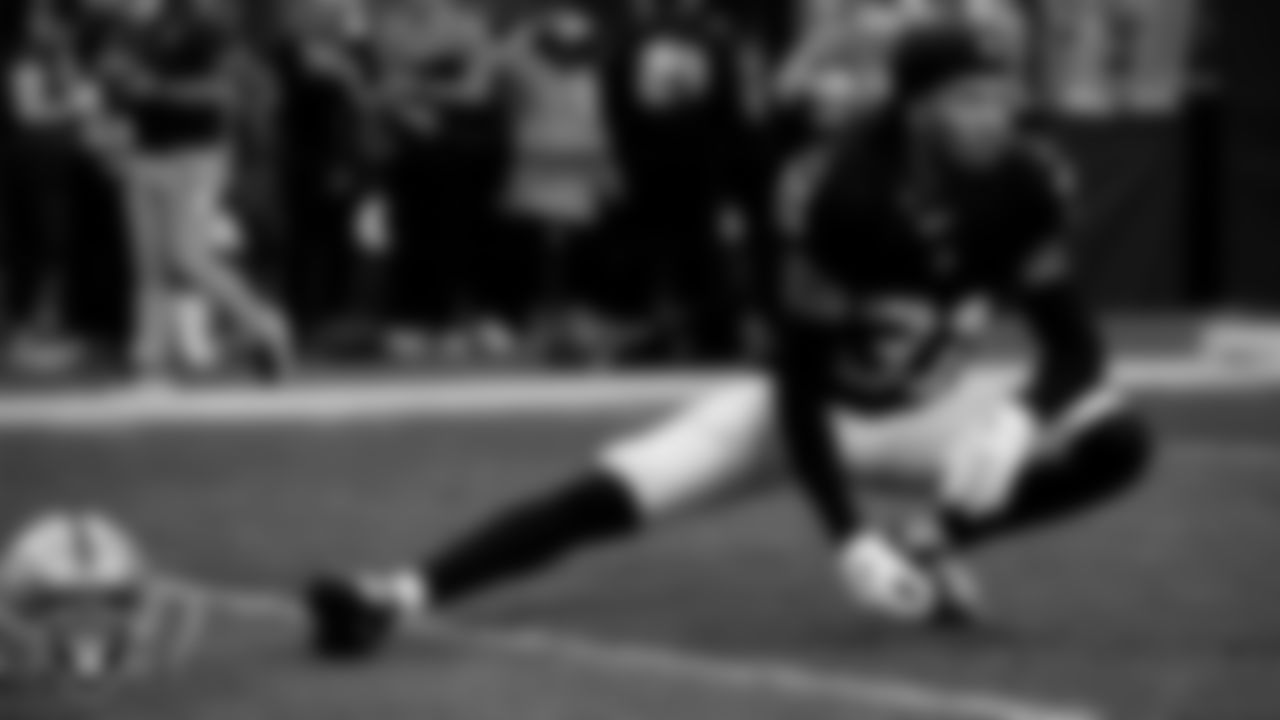 Las Vegas Raiders cornerback Sidney Jones IV (31) warming up before the regular season home game against the San Francisco 49ers at Allegiant Stadium.