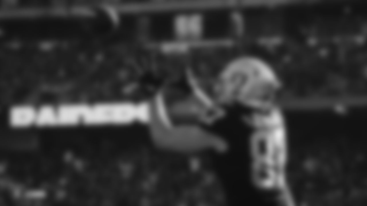 Raiders tight end Foster Moreau (87) makes a 2-yard touchdown catch during the regular season game against the Cincinnati Bengals.