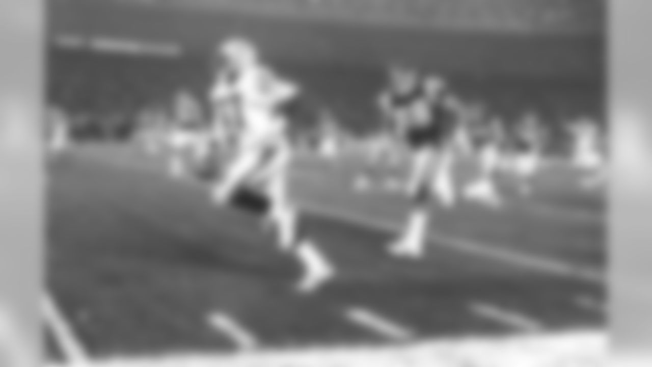 Lester Hayes sprints down the sideline.