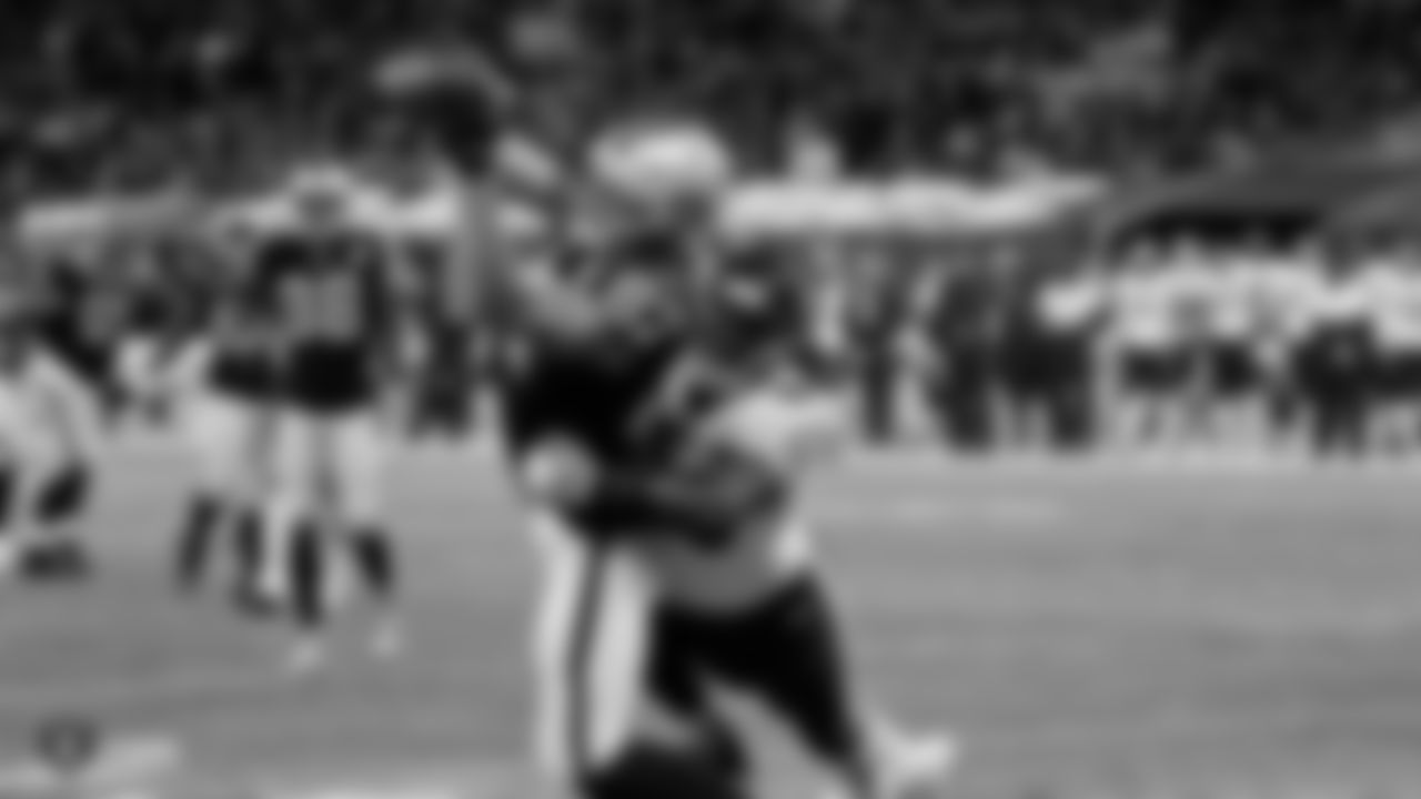Raiders tight end Foster Moreau (87) makes a catch during the regular season game against the Chicago Bears at Tottenham Hotspur Stadium.
