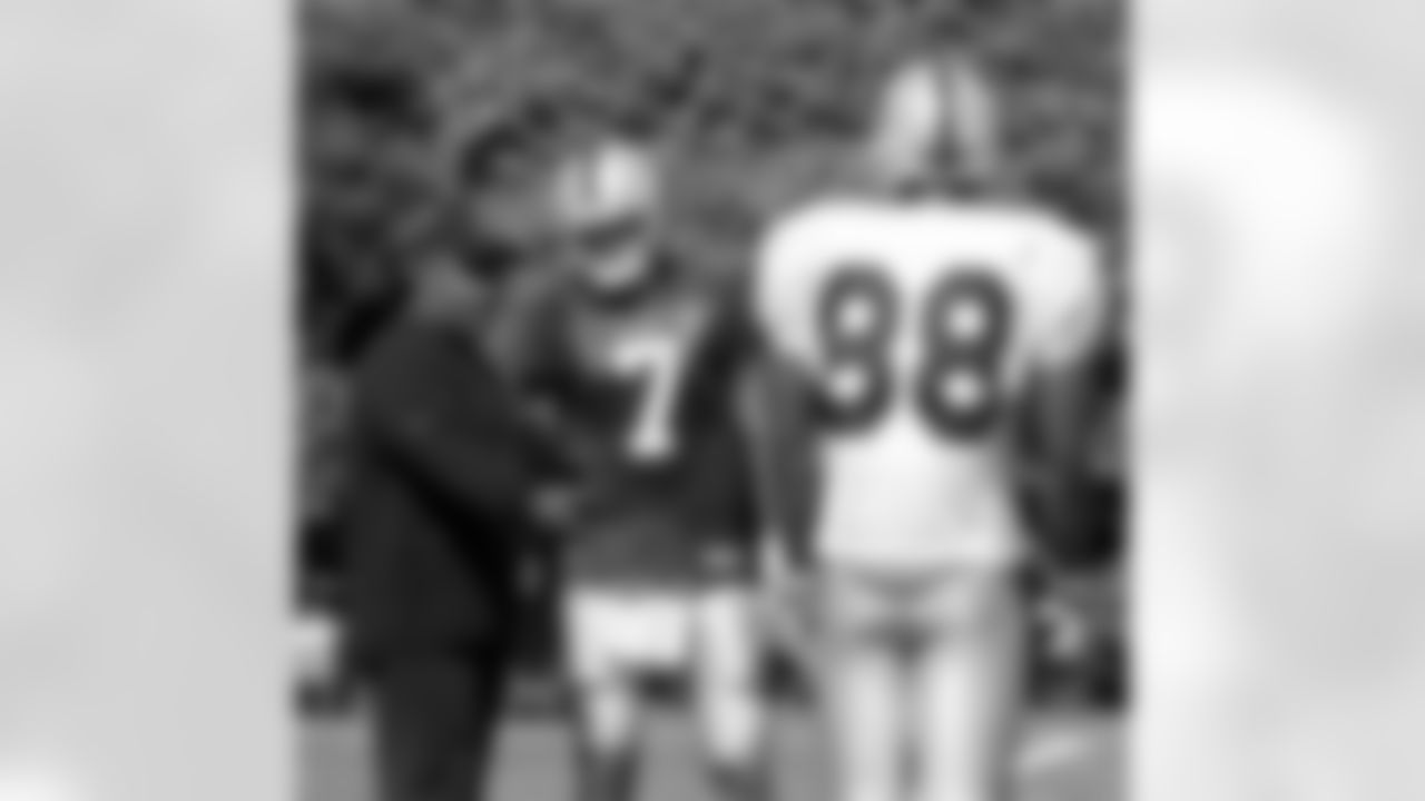 Coach Jackson works with QB Kyle Boller and TE Kevin Brock.