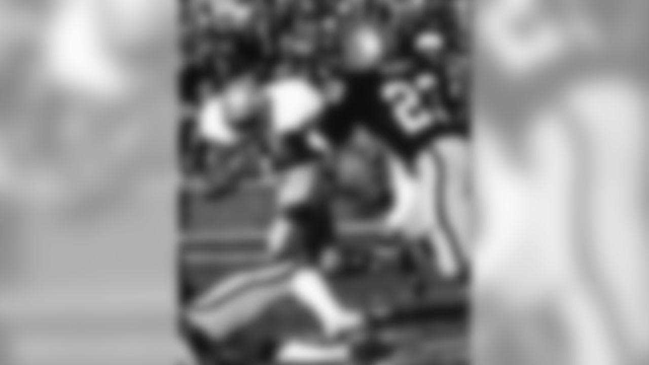 Harold Hart swoops in to make the tackle in 1978.