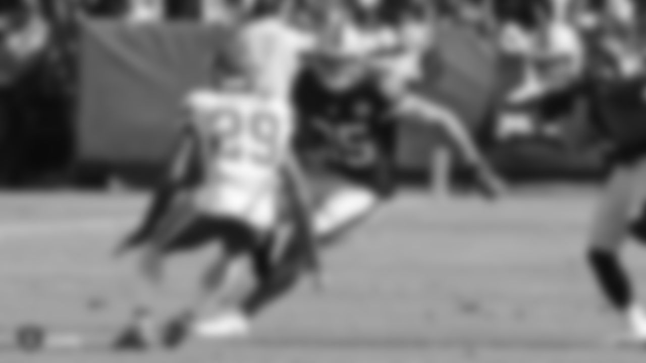 Raiders tight end Derek Carrier (85) runs upfield during the Raiders regular season game against the Kansas City Chiefs.