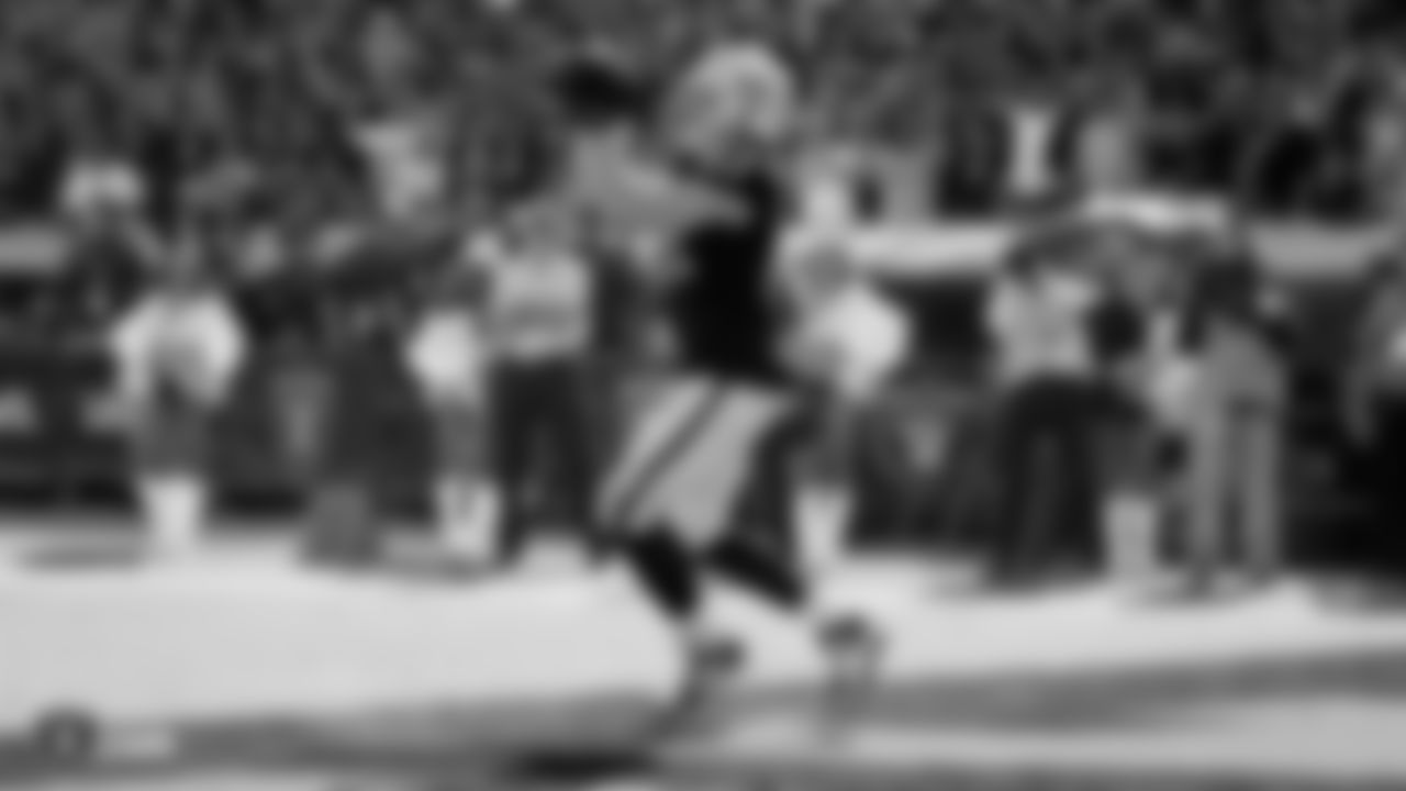 Raiders tight end Foster Moreau (87) makes a 2-yard touchdown catch during the regular season game against the Cincinnati Bengals.
