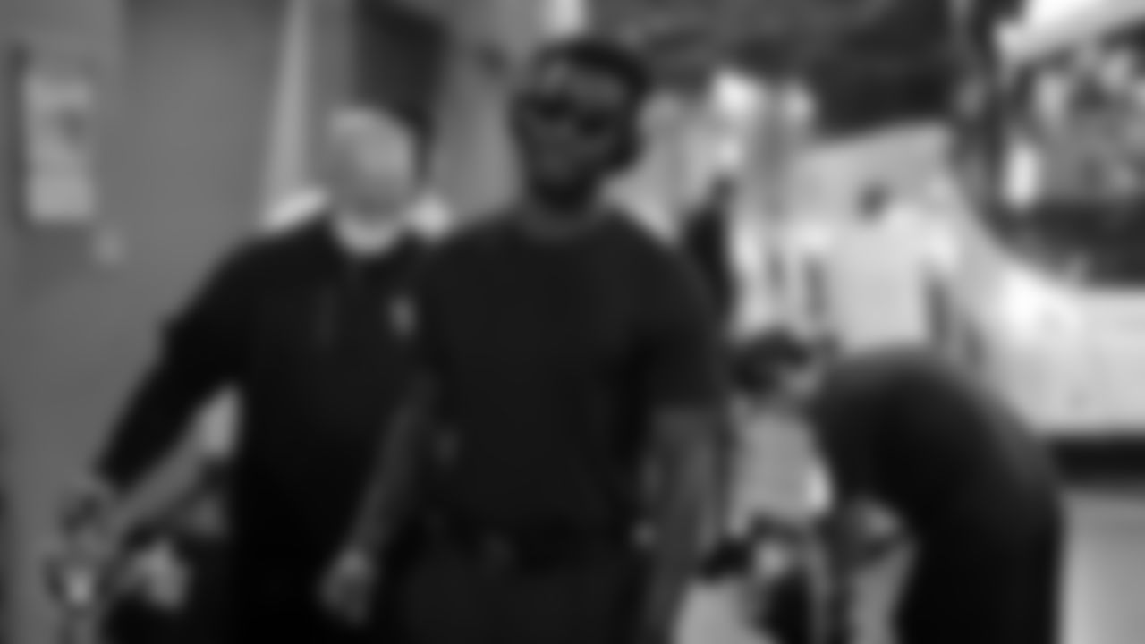 Las Vegas Raiders wide receiver Bryan Edwards (89) arrives to the regular season away game against the Dallas Cowboys.