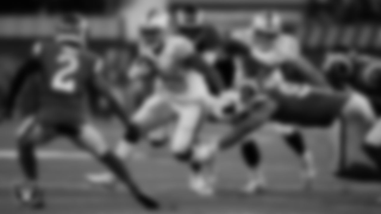 Las Vegas Raiders running back Zamir White (35) rushes during the regular season away game against the Los Angeles Rams at SoFi Stadium.