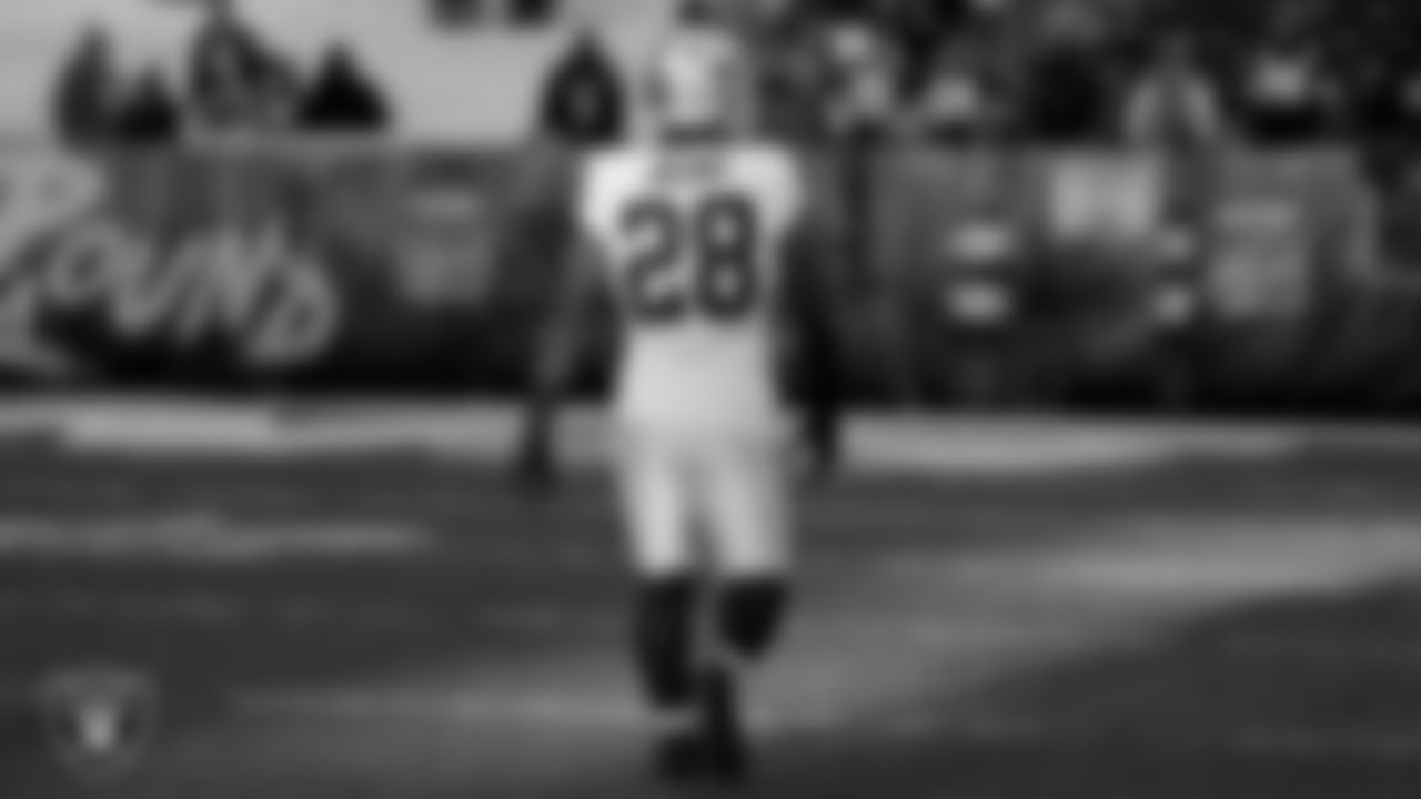 Las Vegas Raiders running back Josh Jacobs (28) warming up before the regular season away game against the Cleveland Browns.