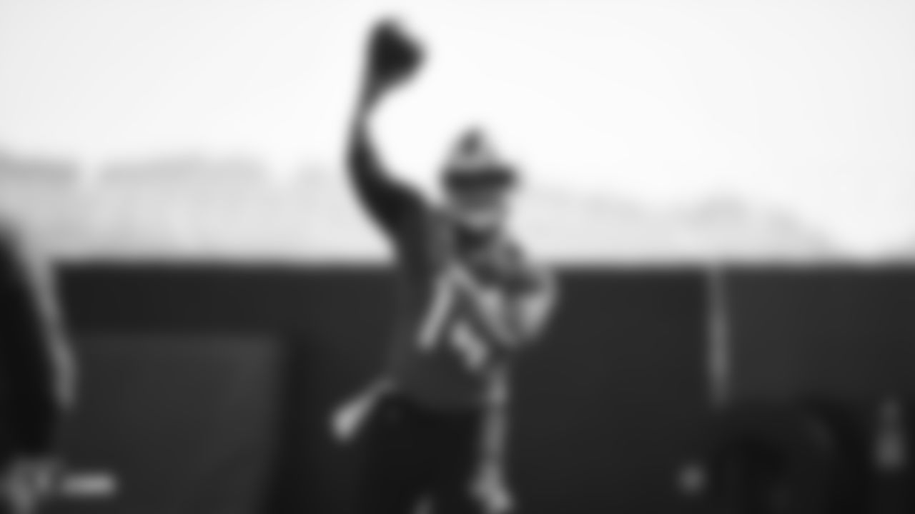 Oakland Raiders quarterback DeShone Kizer (14) passes during practice.