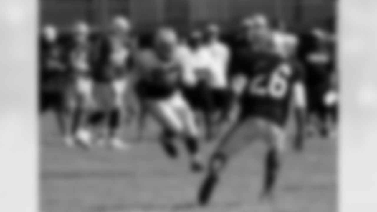 TE David Ausberry running with the football.