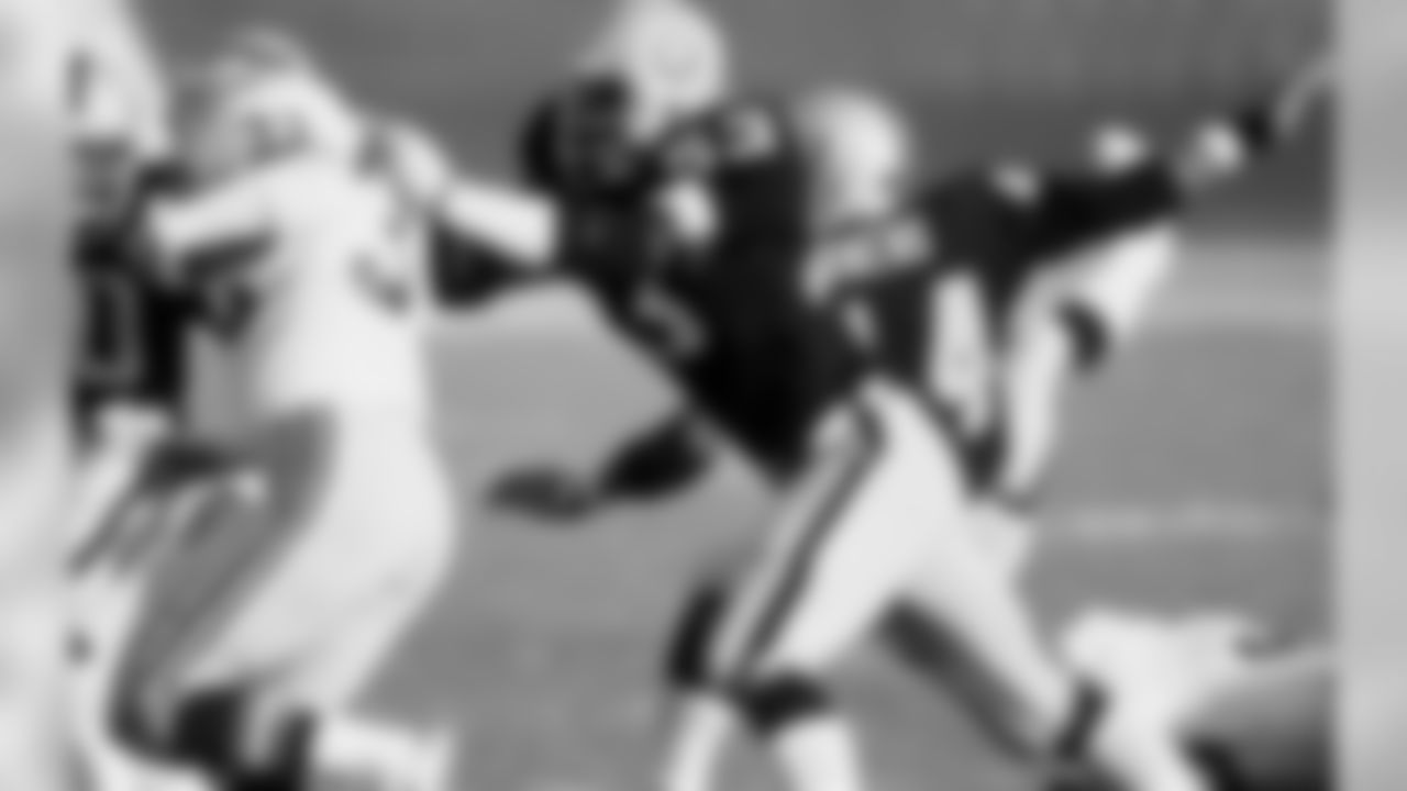 LB Rod Martin makes a tackle.