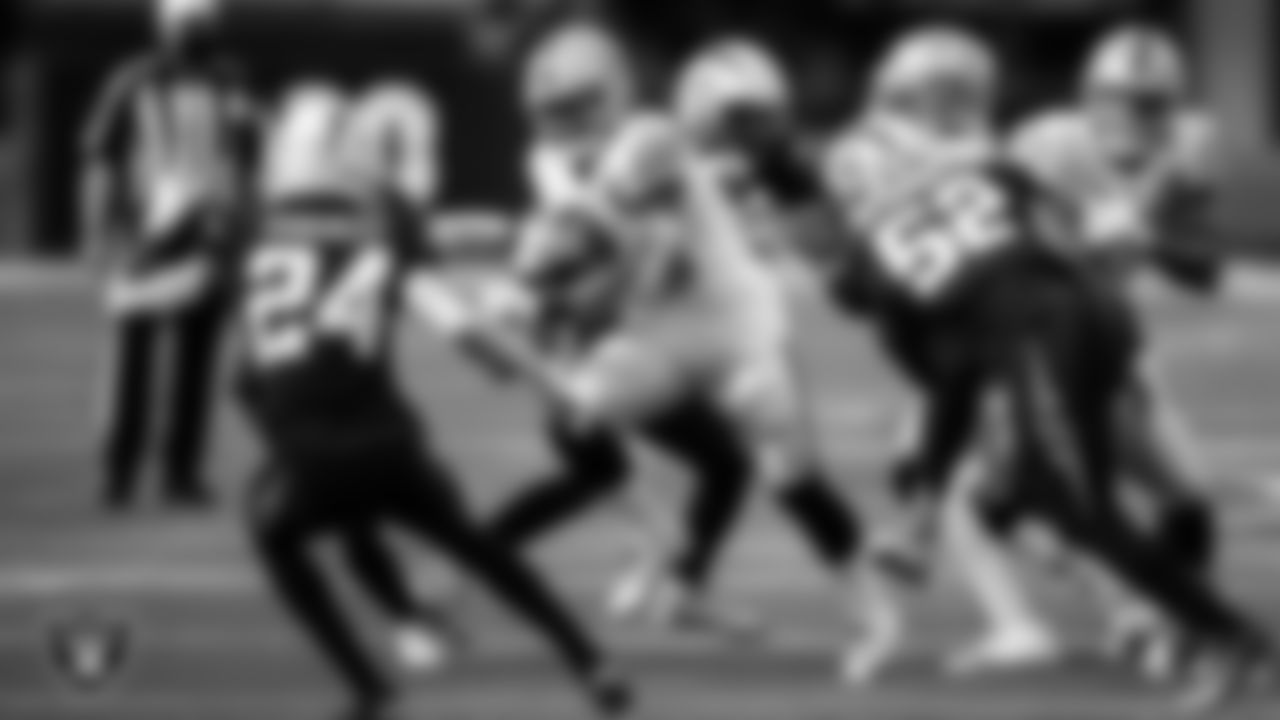 Las Vegas Raiders running back Josh Jacobs (28) rushes during the regular season away game against the Los Angeles Chargers.