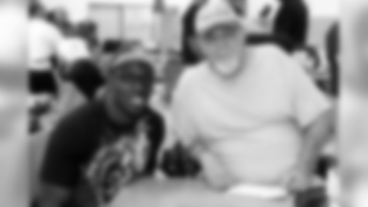 CB Chimdi Chekwa visited with veterans home with his teammates.