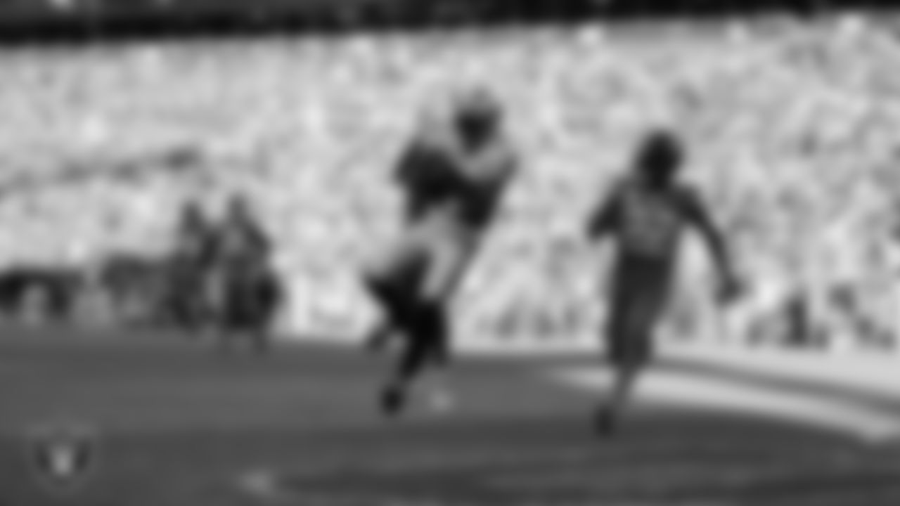 Las Vegas Raiders wide receiver Davante Adams (17) makes a 31-yard touchdown catch during the regular season away game against the Denver Broncos at Empower Field at Mile High.