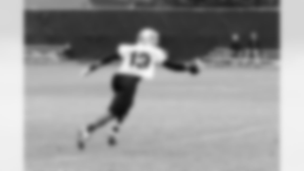 WR Yamon Figurs reaches for the ball. Photo By Tony Gonzales
