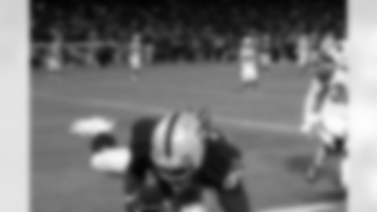 TE David Ausberry drags his toes to stay in bounds for a touchdown.