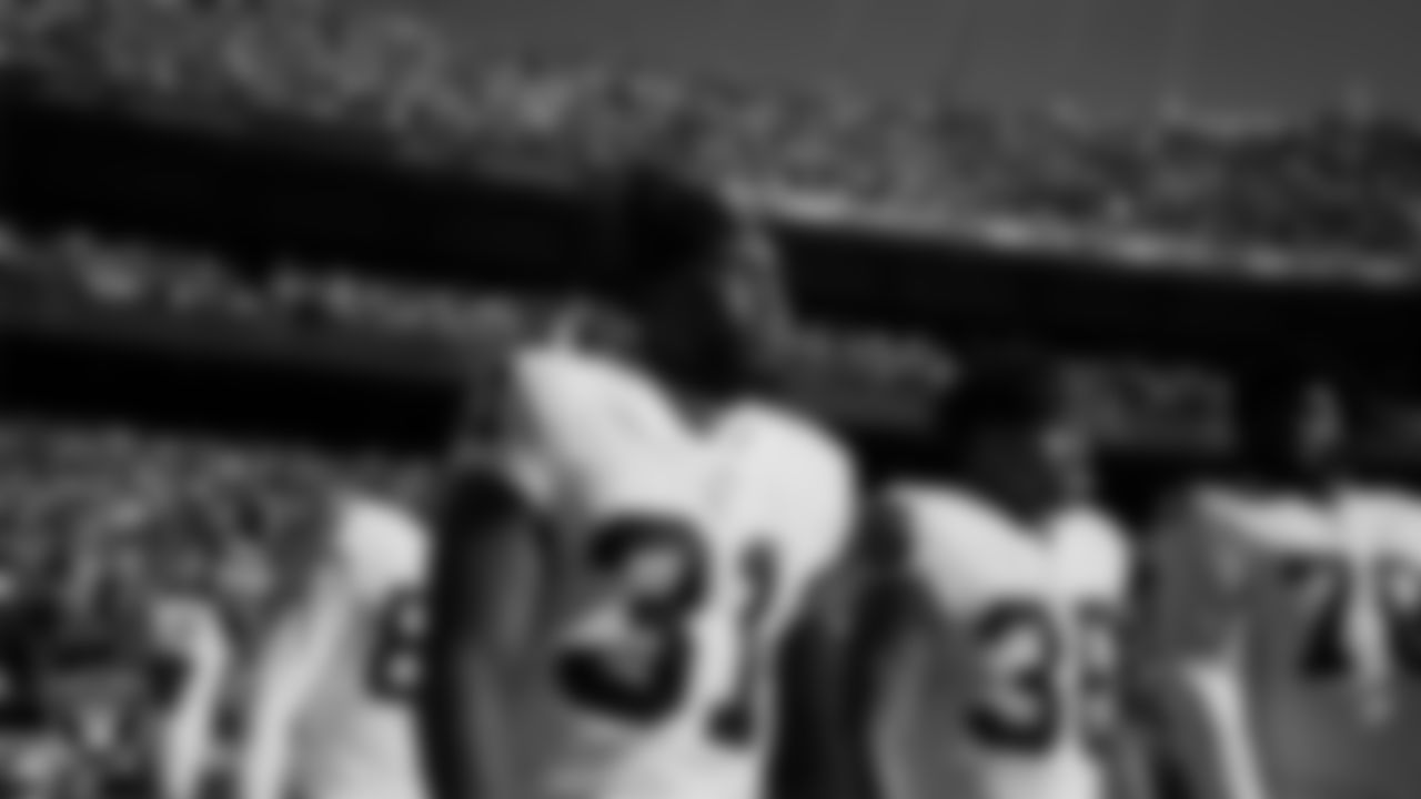 Las Vegas Raiders running back Peyton Barber (31) on the sidelines before the Las Vegas Raiders regular season away game against the Kansas City Chiefs.