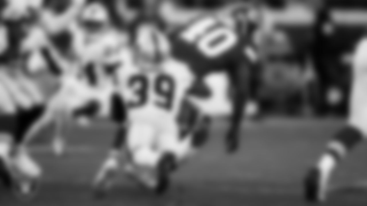 Las Vegas Raiders cornerback Nate Hobbs (39) makes a tackle during the regular season away game against the Kansas City Chiefs.