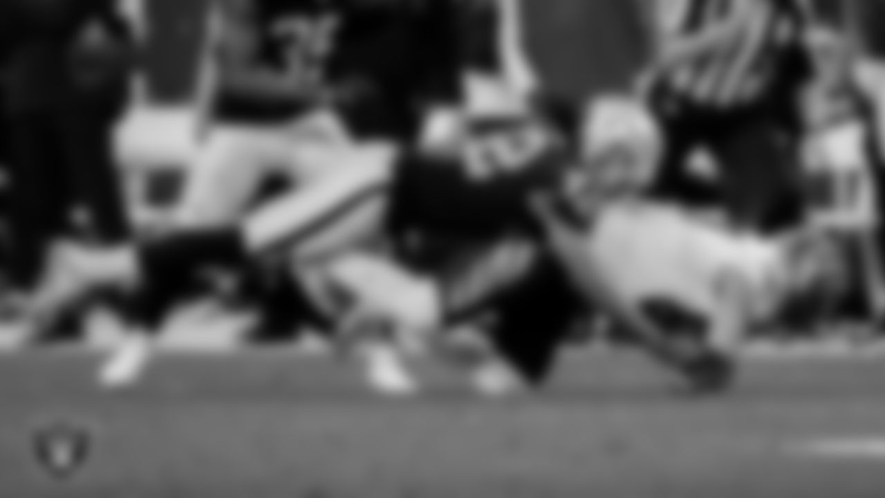 Las Vegas Raiders linebacker Cory Littleton (42) makes a tackle during the regular season home game against the Cincinnati Bengals.