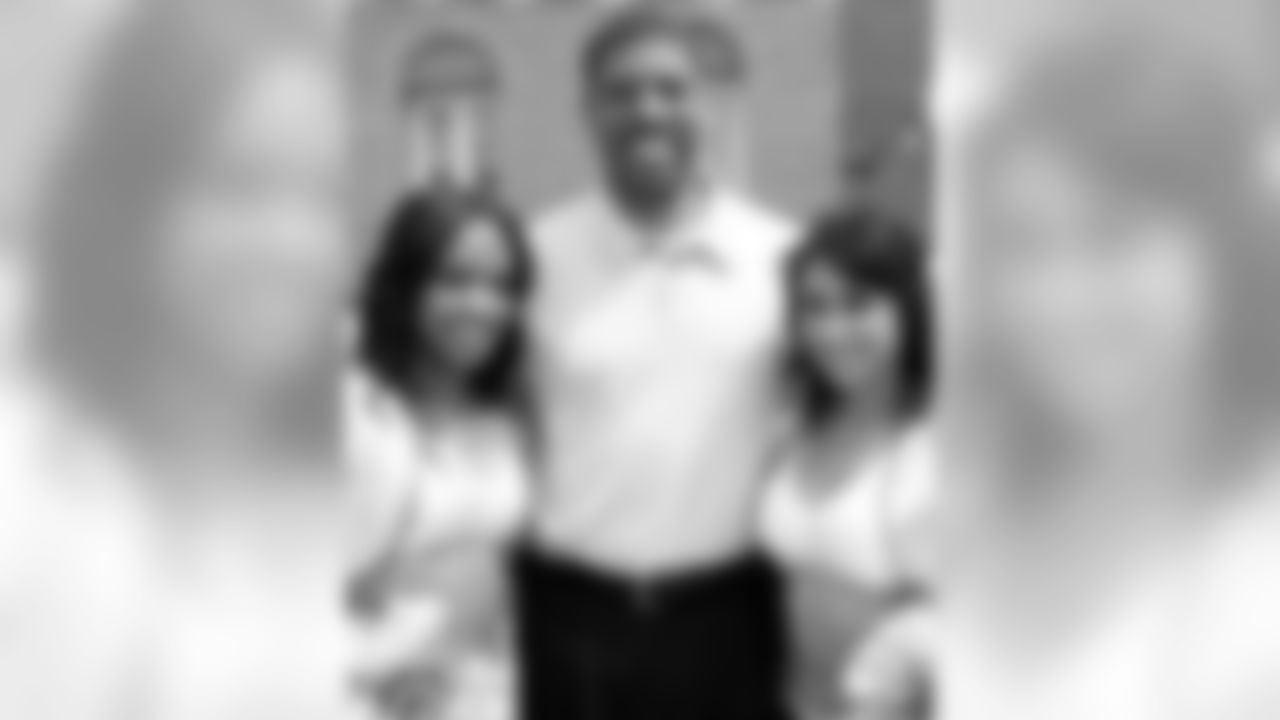 Raiderettes Tori and Lytisha pose for a photo with Sacramento Mayor Kevin Johnson. Photo by Tony Gonzales.