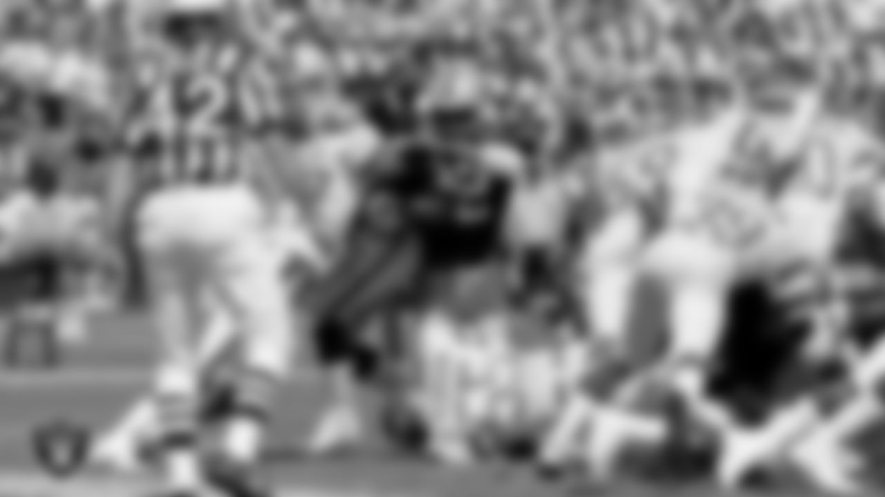 Raiders running back Marcus Allen (32) rushes for a 1-yard touchdown during the regular season home game against the New York Jets at Los Angeles Memorial Coliseum, Sunday, September 8, 1985, in Los Angeles, Calif.