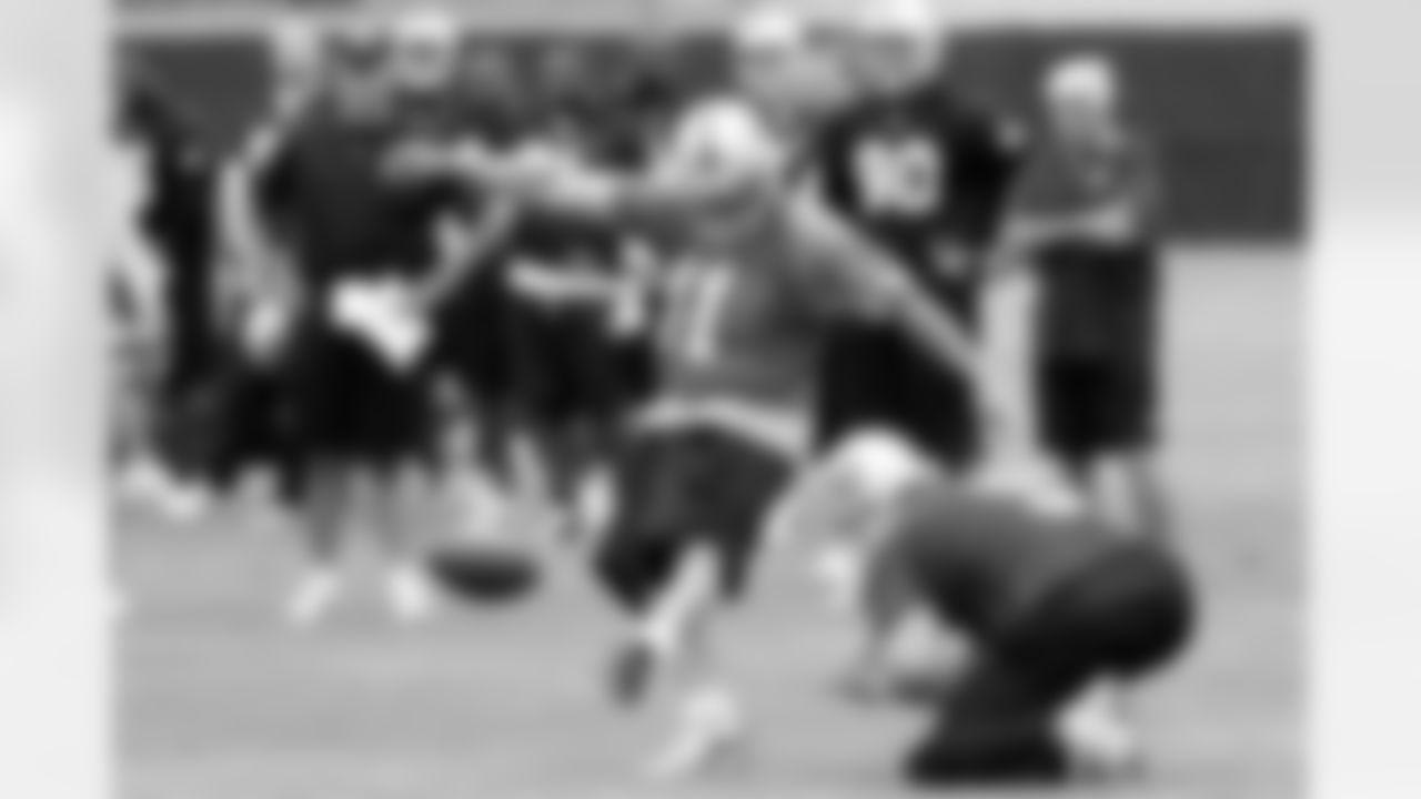 K Sebastian Janikowski kicks a field goal. Photo By Tony Gonzales