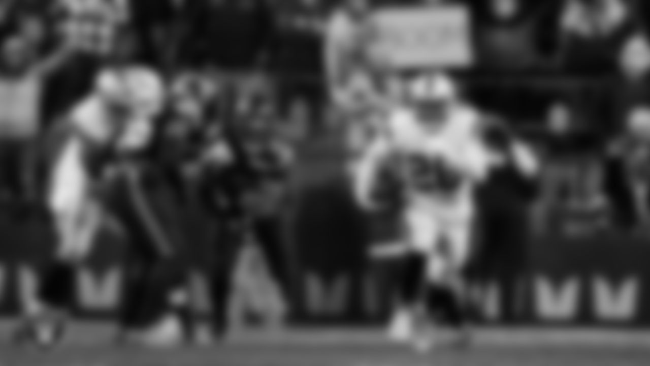 Las Vegas Raiders running back Josh Jacobs (28) rushes for a game winning 86-yard touchdown during the regular season away game against the Seattle Seahawks at Lumen Field.