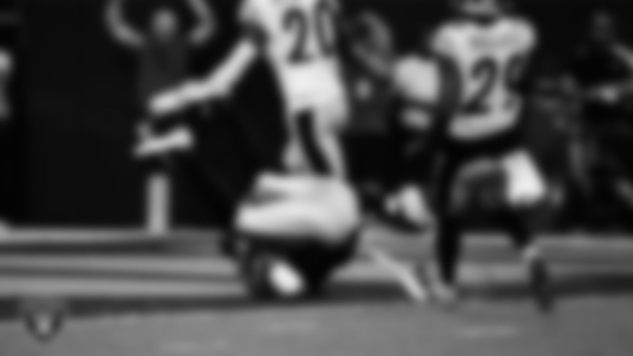 Las Vegas Raiders wide receiver Davante Adams (17) makes a 32-yard touchdown catch during the regular season home game against the Pittsburgh Steelers at Allegiant Stadium.