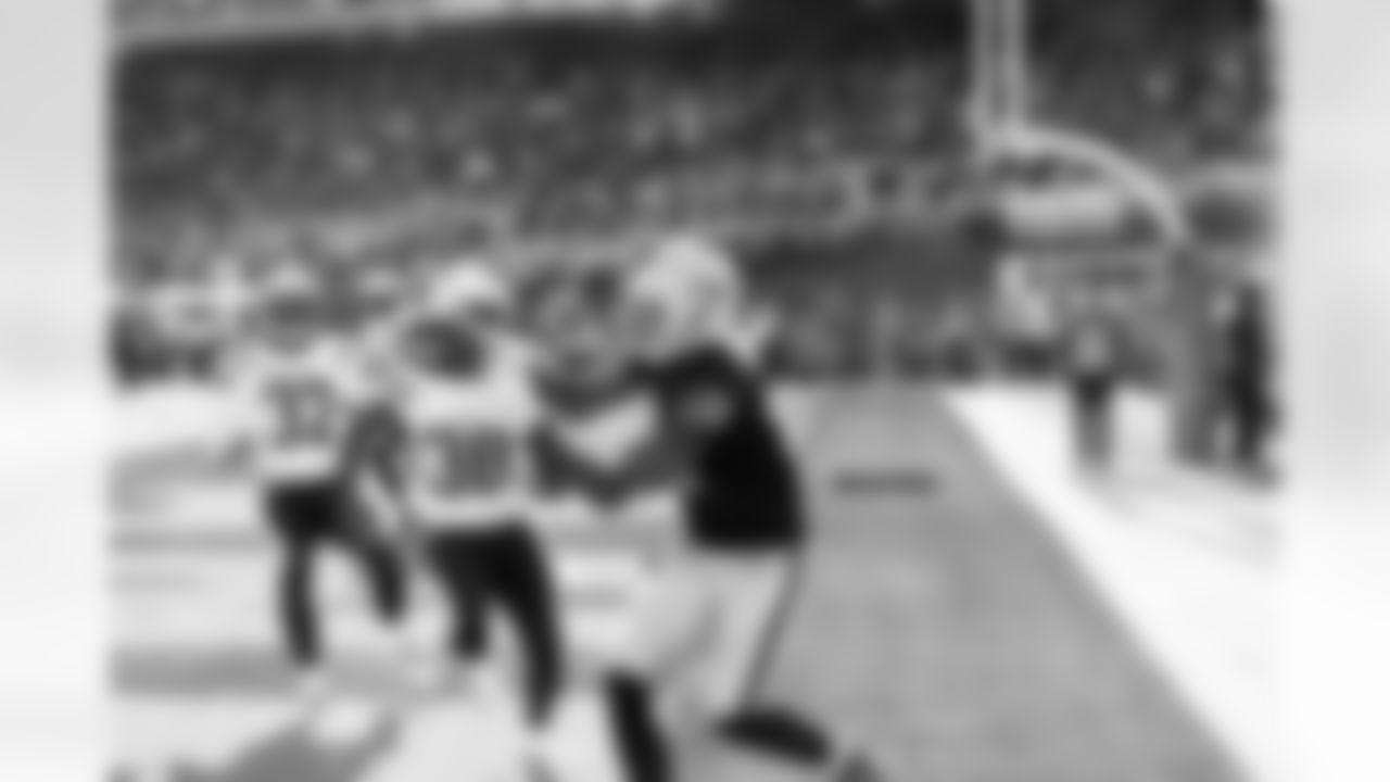 QB Derek Carr finds WR Andre Holmes in the corner of the end zone for his second touchdown of the day.