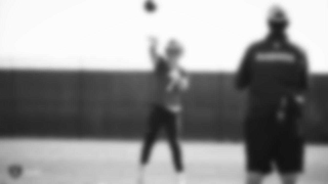 Oakland Raiders quarterback Mike Glennon (7) passes during practice.