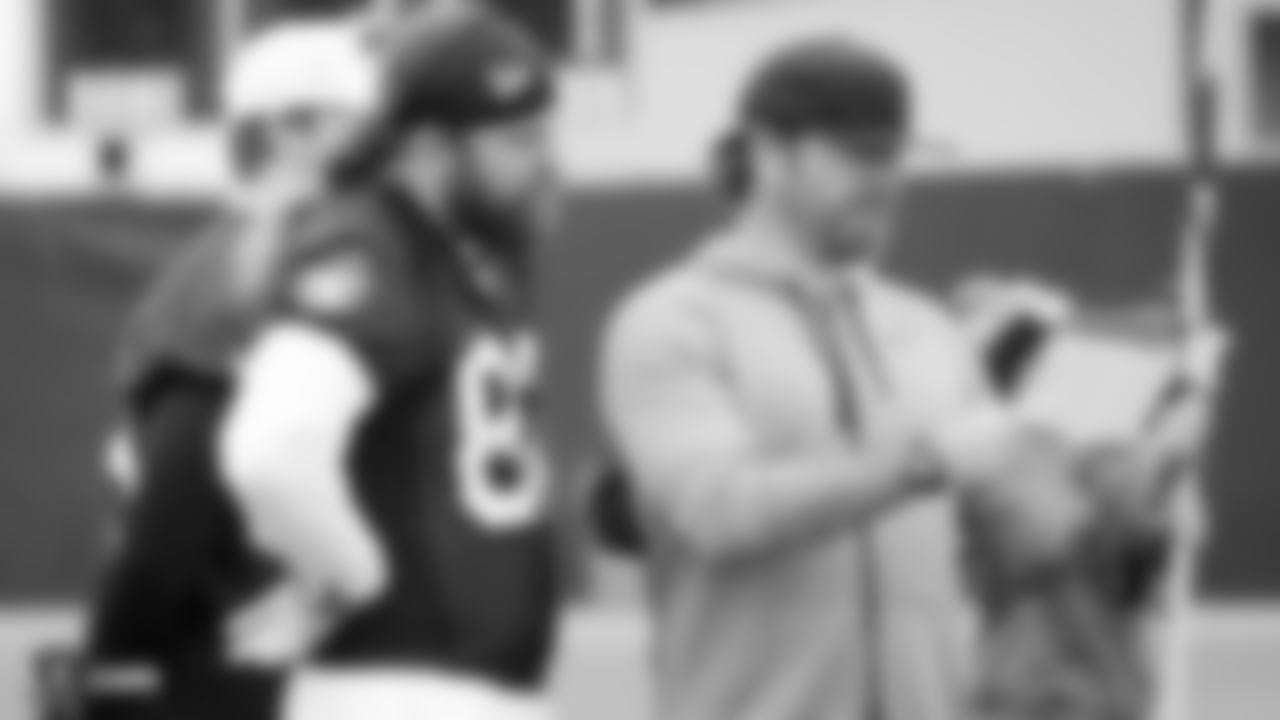 Raiders tight end Eric Tomlinson (82) goes over plays with tight ends coach Frank Smith during a walkthrough.