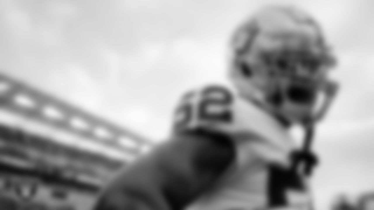 Las Vegas Raiders linebacker Denzel Perryman (52) warming up before the postseason away game against the Cincinnati Bengals.