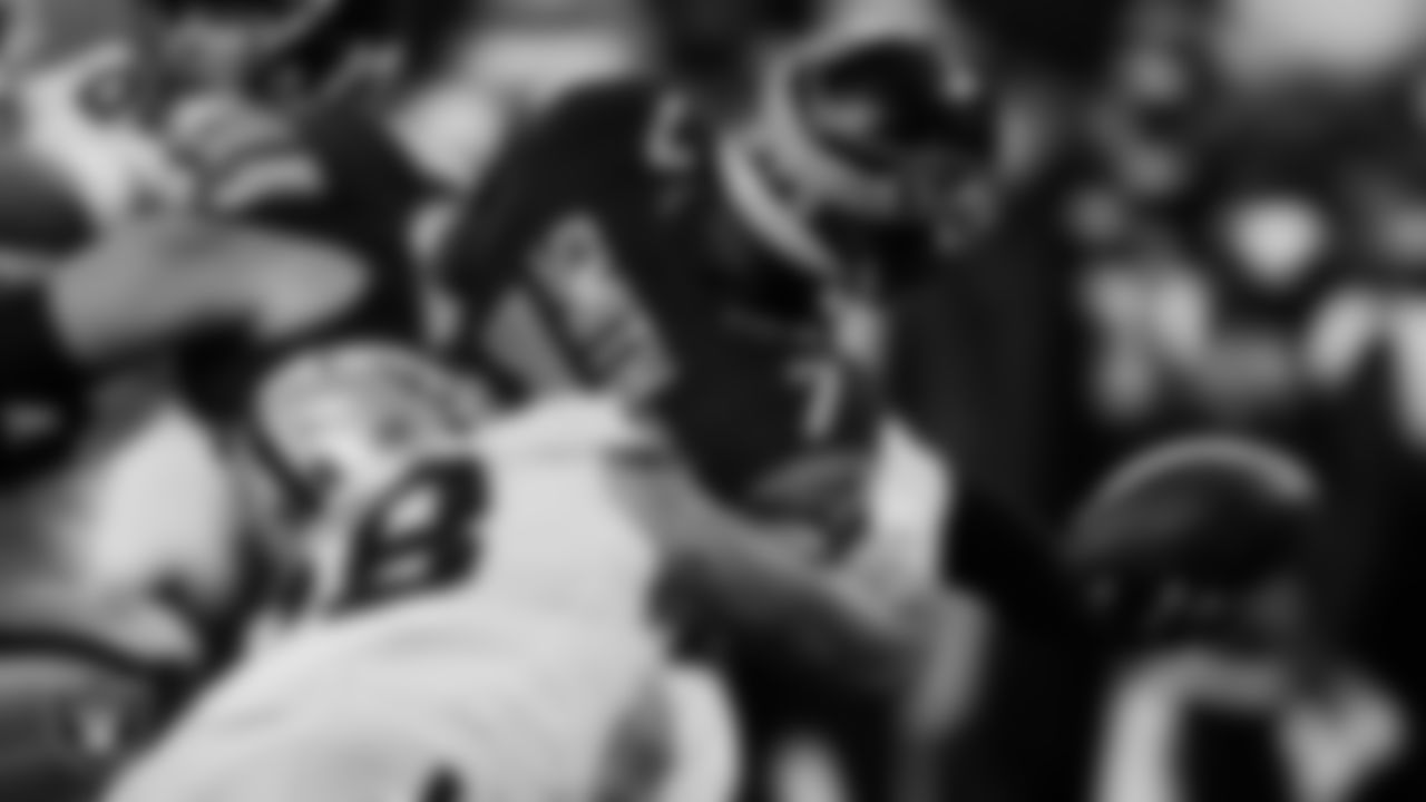 Las Vegas Raiders defensive end Maxx Crosby (98) pressures the quarterback during the regular season away game against the Seattle Seahawks at Lumen Field.