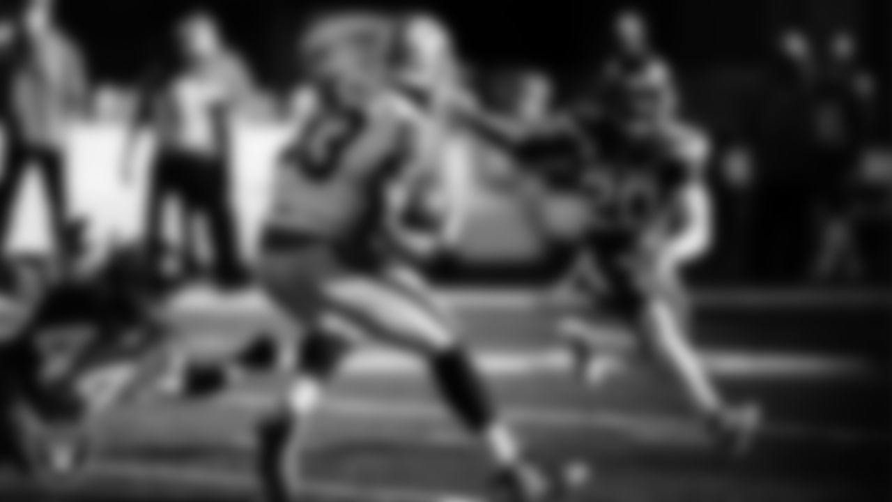 Las Vegas Raiders tight end Darren Waller (83) runs after making a catch during the regular season away game against the New York Jets.