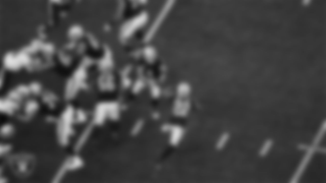 Las Vegas Raiders quarterback Derek Carr (4) fakes a handoff to running back Ameer Abdullah (22) during the regular season home game against the New England Patriots at Allegiant Stadium.